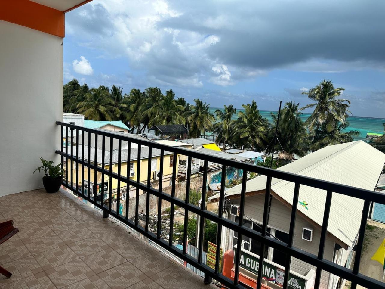 Enjoy Hotel Caye Caulker Buitenkant foto